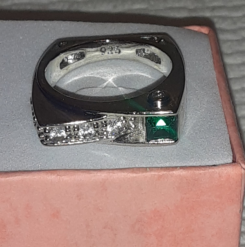 925 Silver Emerald modern ring size 8